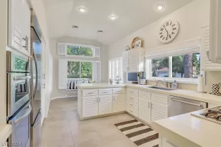 Photo #5: 2568442 Listing