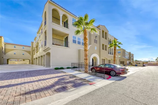 MLS: 2568980 Condo For Sale