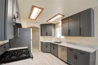 Photo #5: 2569288 Listing