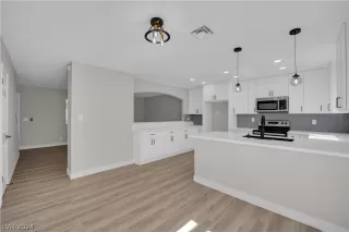 Photo #5: 2569584 Listing