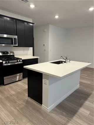 Photo #5: 2570058 Listing 