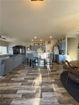 Photo #2: 2570123 Listing