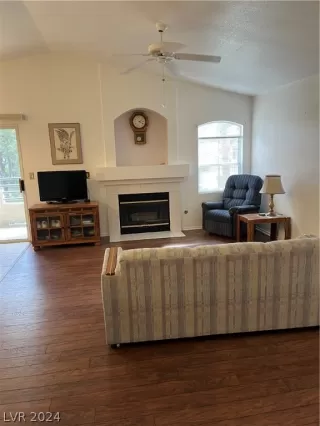 Photo #3: 2570346 Listing