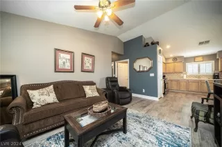 Photo #3: 2571877 Listing