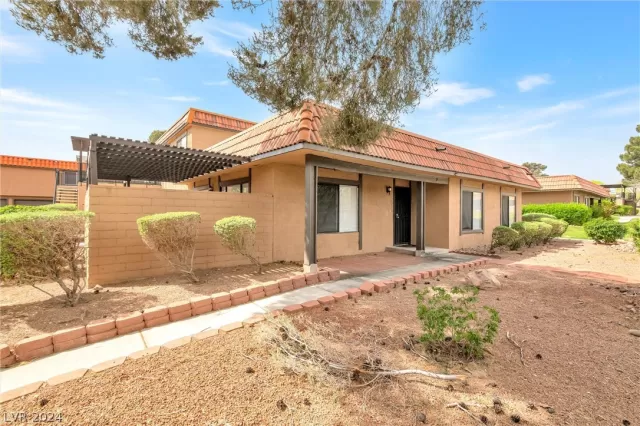 MLS: 2573702 Condo For Sale