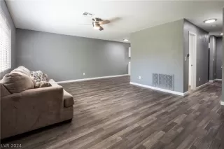 Photo #5: 2574061 Listing