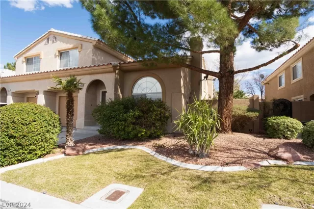 MLS: 2576052 Condo For Sale