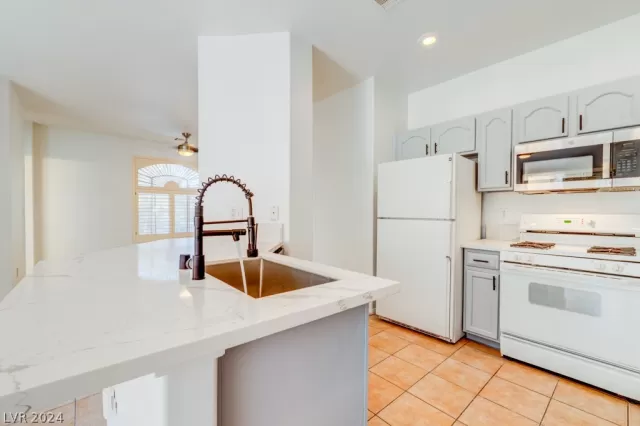 MLS: 2576103 Condo For Sale