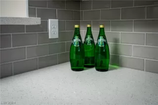 Photo #6: 2576373 Listing