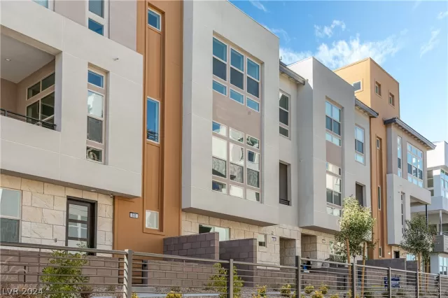 MLS: 2576518 Condo For Sale