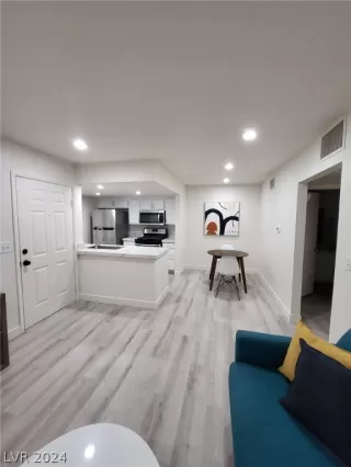 Photo #5: 2576711 Listing