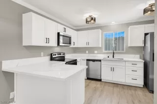 Photo #4: 2576757 Listing