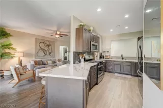 Photo #6: 2576937 Listing