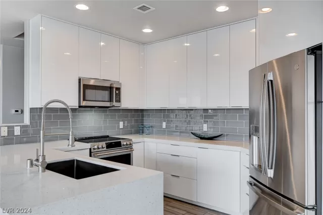 MLS: 2577826 Condo For Sale