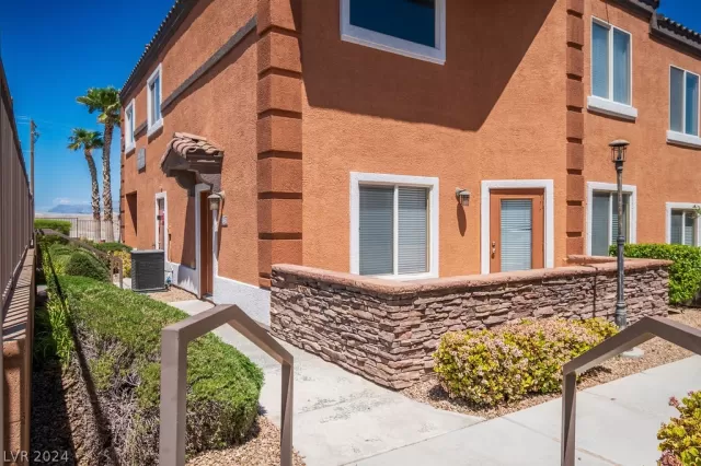 MLS: 2578117 Condo For Sale