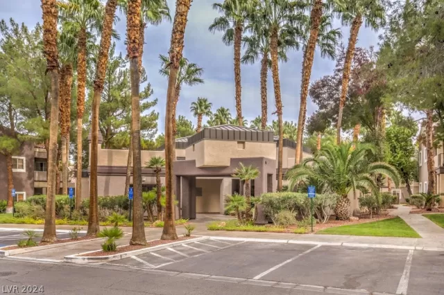 MLS: 2578605 Condo For Sale