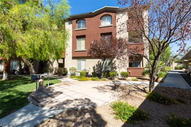 MLS: 2578624 Condo For Sale