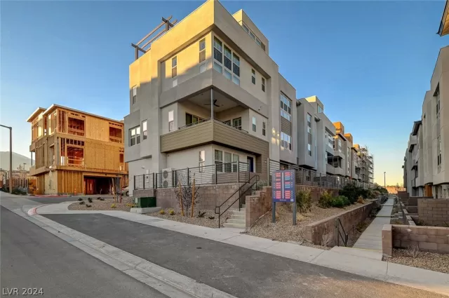 MLS: 2578684 Condo For Sale