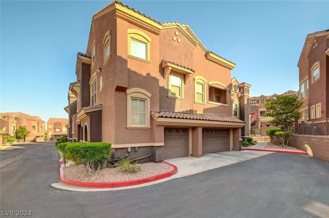 MLS: 2578965 Condo For Sale