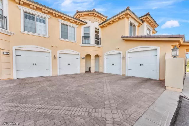 MLS: 2579307 Condo For Sale