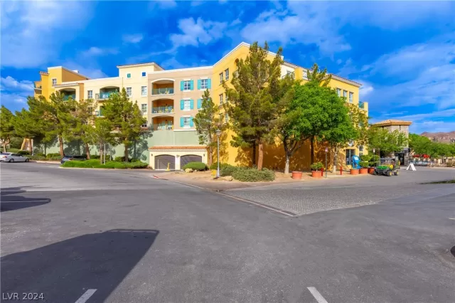 MLS: 2579589 Condo For Sale