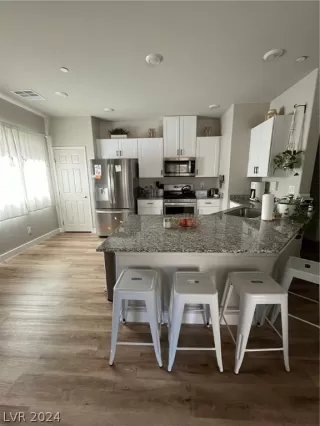 Photo #4: 2579653 Listing