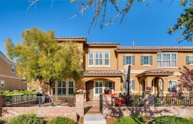 MLS: 2579733 Condo For Sale