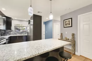 Photo #3: 2579811 Listing