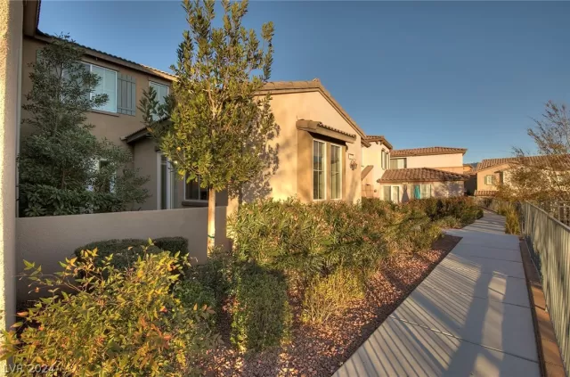 MLS: 2579853 Condo For Sale