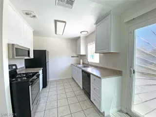 Photo #2: 2579980 Listing