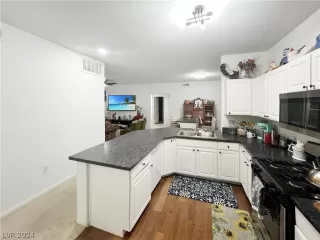 Photo #5: 2580041 Listing