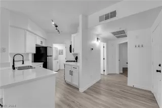 Photo #4: 2580106 Listing