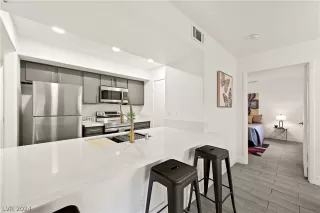 Photo #6: 2580297 Listing