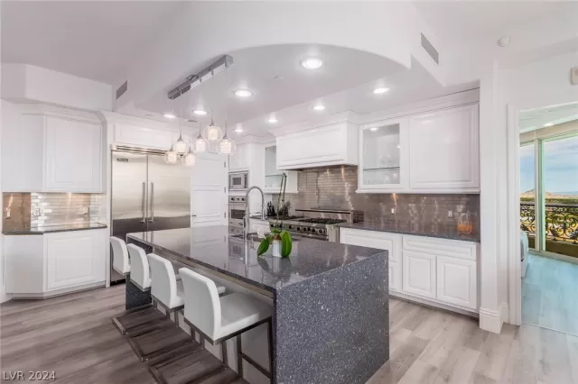 MLS: 2580581 Condo For Sale