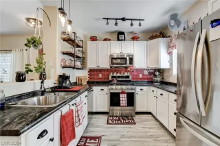 Photo #5: 2580863 Listing