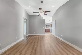 Photo #3: 2580879 Listing