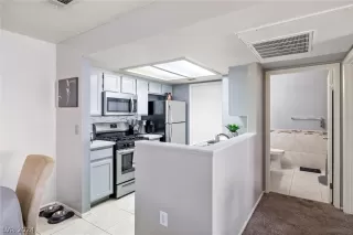 Photo #4: 2580902 Listing