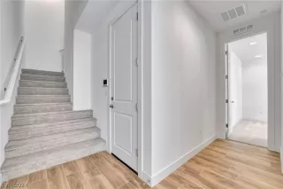 Photo #5: 2580979 Listing