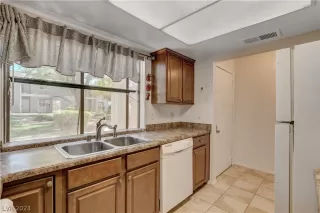 Photo #5: 2581607 Listing