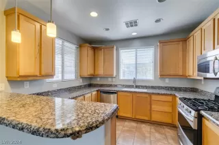 Photo #6: 2581942 Listing