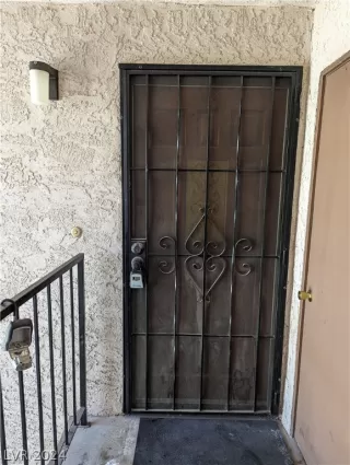 Photo #2: 2582137 Listing