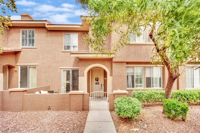 MLS: 2582500 Condo For Sale