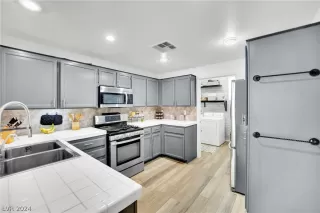 Photo #6: 2582500 Listing