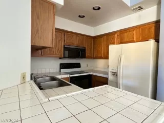 Photo #5: 2582541 Listing