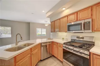 Photo #5: 2582837 Listing