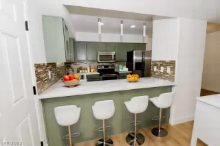 Photo #2: 2582866 Listing