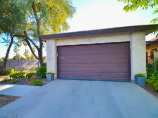 Photo #2: 2582931 Listing