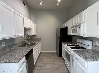 Photo #5: 2583000 Listing