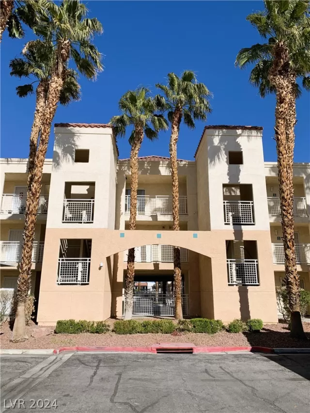 MLS: 2583138 Condo For Sale