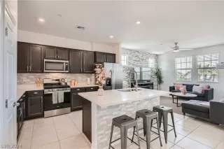 Photo #4: 2583868 Listing